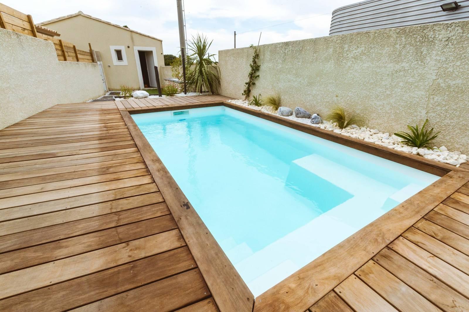 Piscine coque polyester de moins de 10m2 à fond plat avec escalier d'angle modèle Wallis