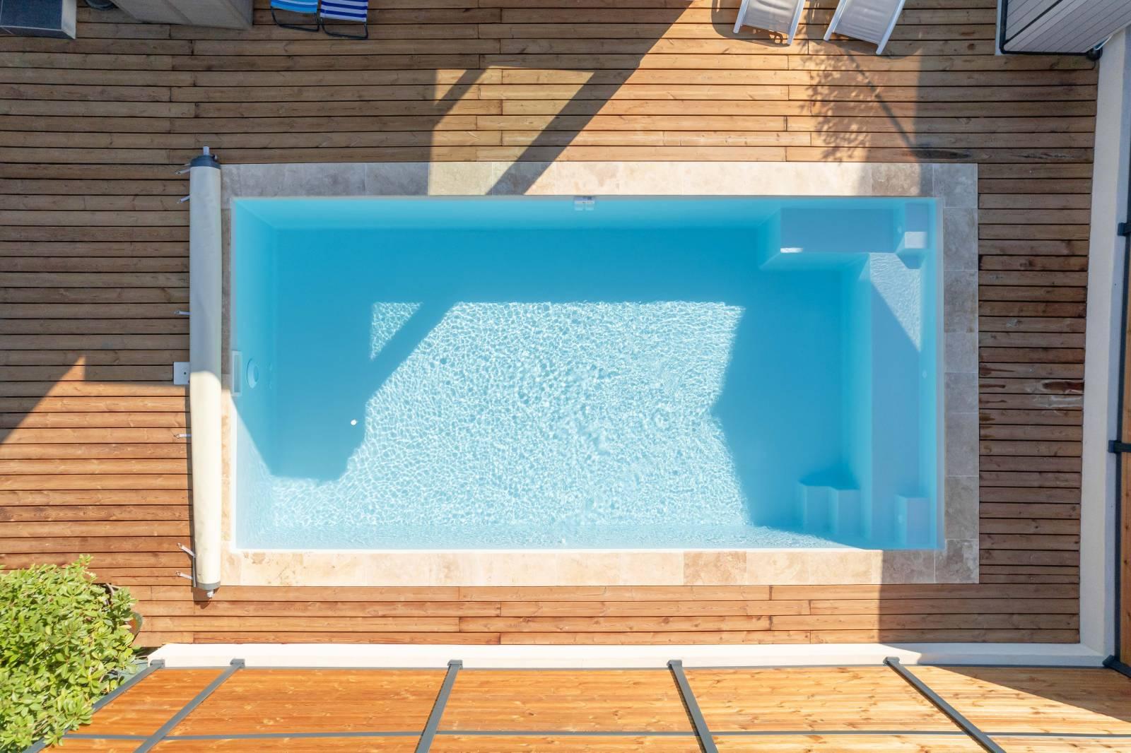 Piscine coque polyester à fond plat angles droits et parois droites modèle Maui
