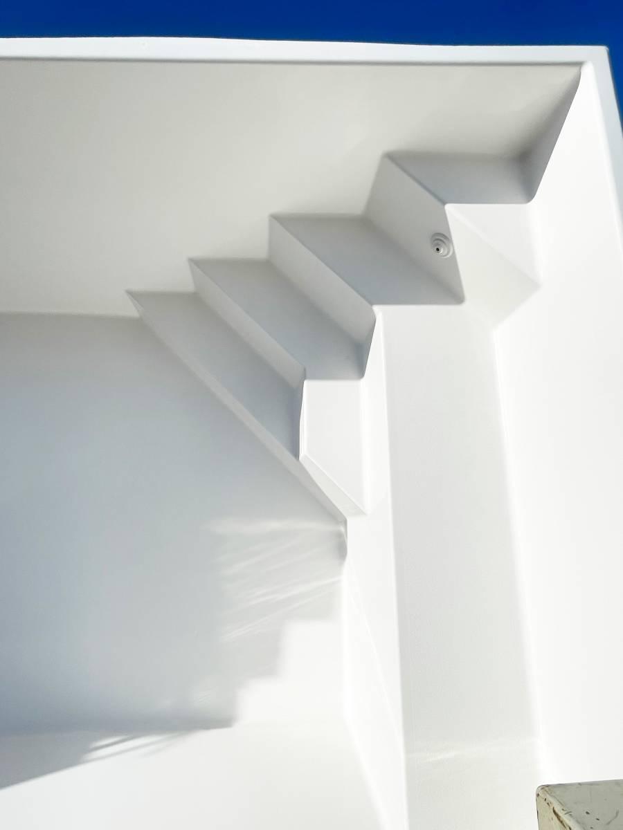 Piscine coque polyester de moins de 10m2 à fond plat avec escalier d'angle modèle Tanna