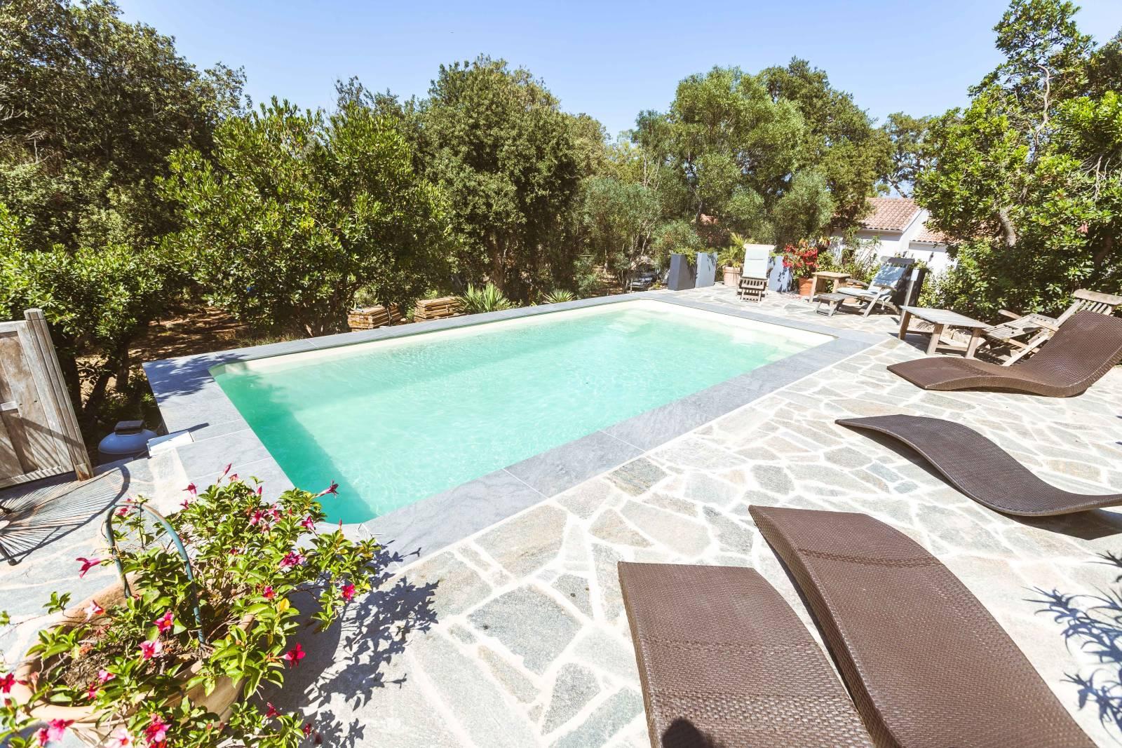 Piscine coque polyester à fond plat avec banquette modèle Sicile