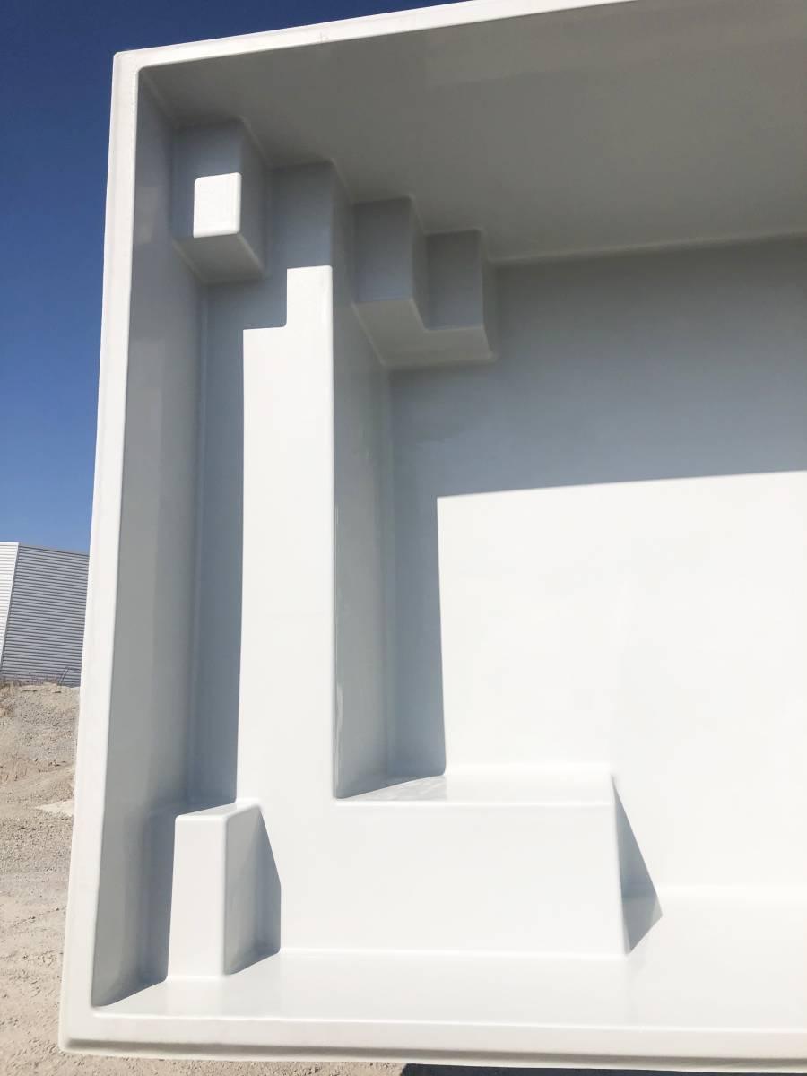Piscine coque polyester de moins de 10m2 à fond plat avec escalier d'angle modèle Palma