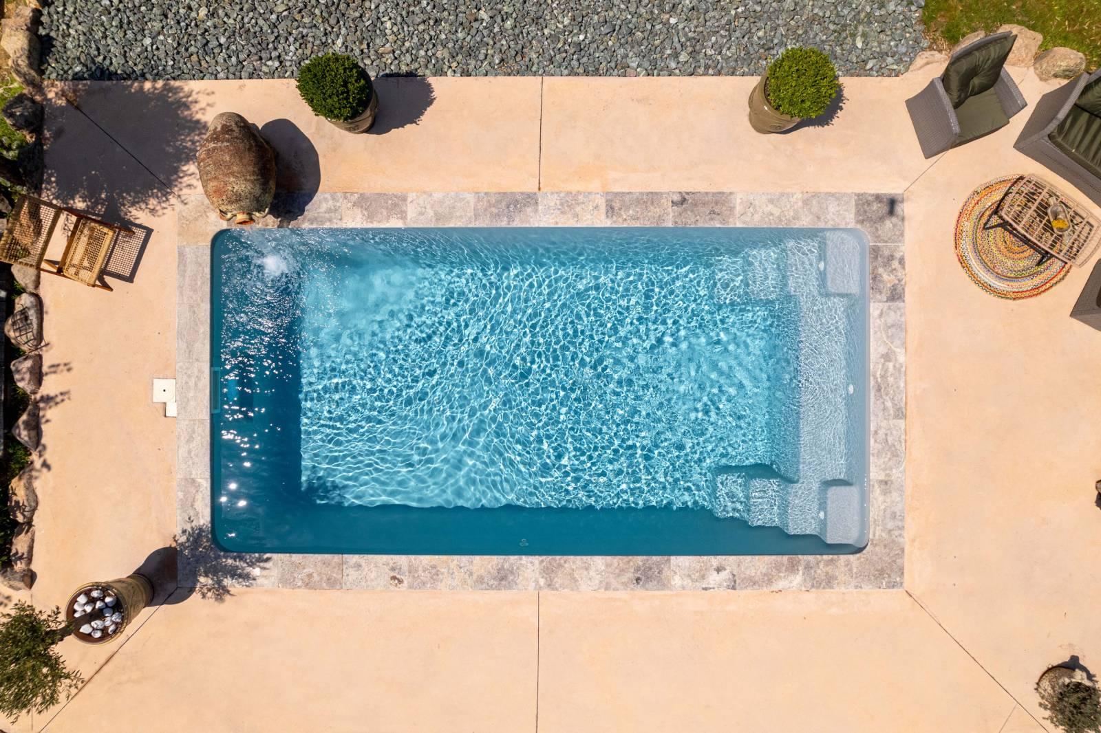 Piscine coque polyester rectangulaire avec escaliers d'angles et banquette modèle Bahamas