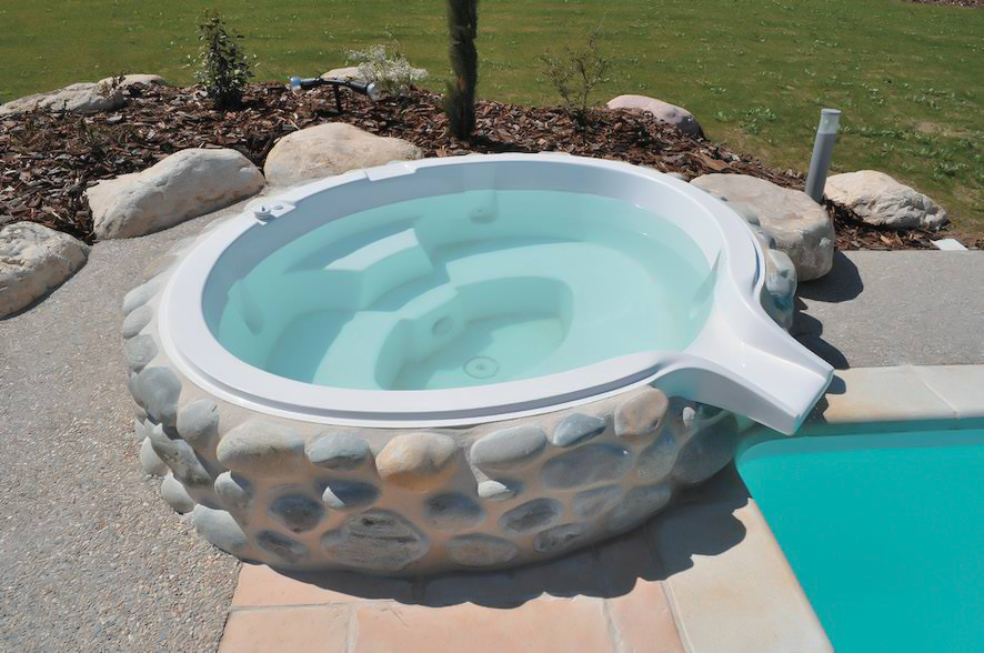 SPA en polyester à débordement