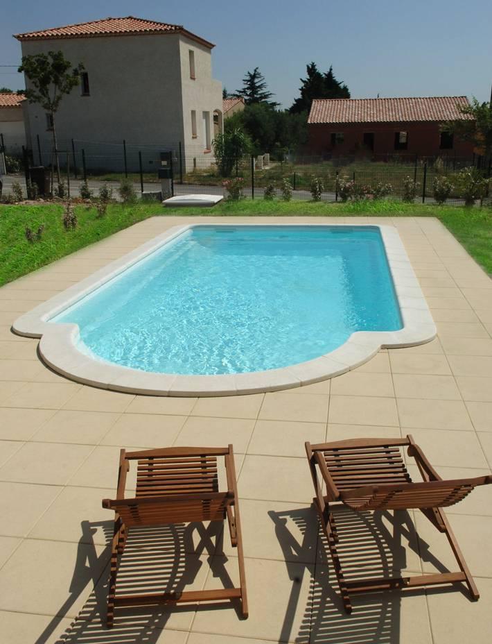 Piscine coque polyester avec escalier roman et fond incliné modèle Capri