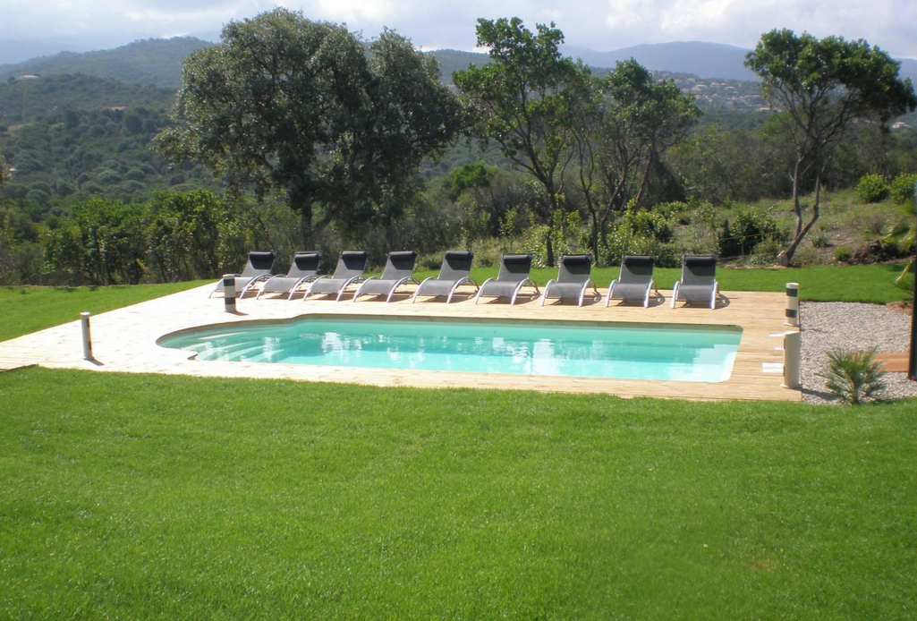 Piscine coque polyester avec escalier roman et fond plat modèle Fidji